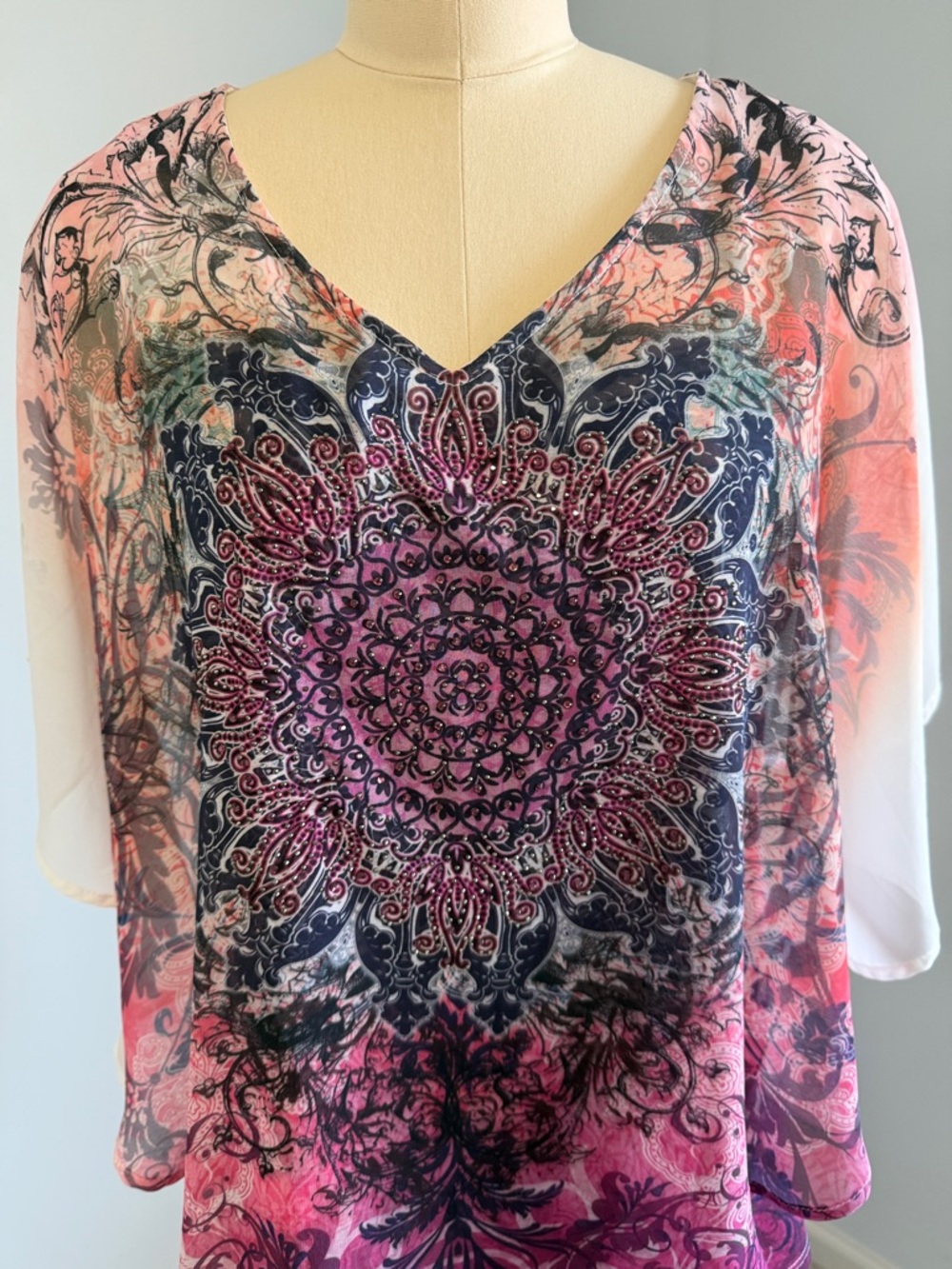 db established 1962 Women’s Wild Orchid Medallion V-Neck Top SZL - Picture 2 of 14